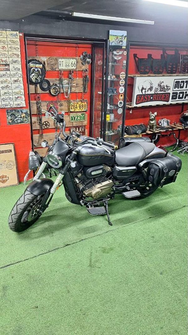 جاپایی پهن موتورسیکلت مشکی